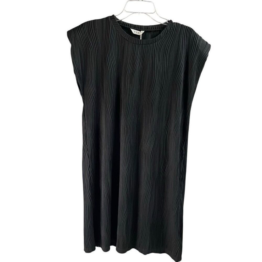 NWT YYA Women’s Black Rippled Texture Material Shift Dress Size Med Cap Sleeve
